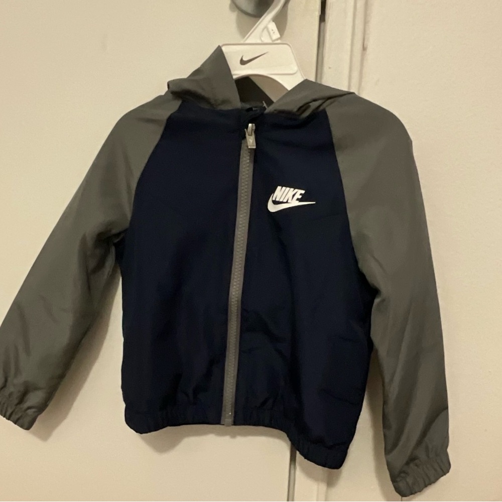 NWT NIKES BOYS LIGHTWEIGHT JACKET/ RAUNCOAT 2T